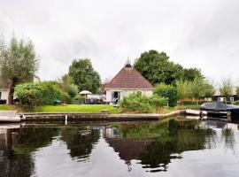 Amazing holiday home in Friesland with Sauna and outdoor Spa, holiday home in Earnewâld