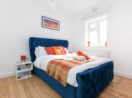 Stylish, Cosy flat W/Parking in London, UK, hotel in Raynes Park