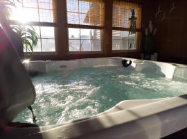 Hot Tub Hideaway 3 BR, hotel with parking in Jeffersonville