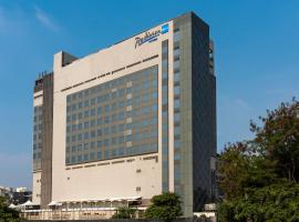 Radisson Blu Towers Kaushambi Delhi NCR、ガーズィヤーバードのホテル