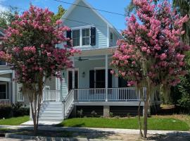 Newly Listed Duke St Cottage - Downtown Beaufort, family hotel in Beaufort