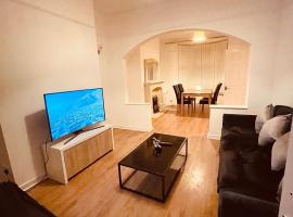 5 STAR BIG SPACIOUS 2 BEDROOM HOUSE, SLEEPS 8, FREE STREET PARKING, EASY ACCESS LOCK BOX ENTRY, 2 minute drive from city centre, hotel i Liverpool