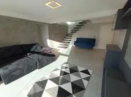 Duplex em Camboriú para 8 pessoas com ar condicionado e churrasqueira