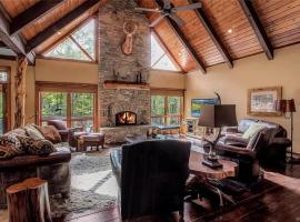 Luxurious Chalet! Hot-tub, Bonfire & Ideal Location for Skiing & Town, Cottage in Ellicottville