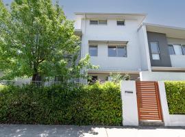 Stylish & Modern Townhouse in Canberra, holiday home in Harrison