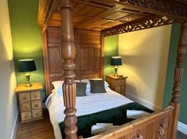 The Buxton Retreat A Luxurious 3-Storey Townhouse with Four Poster Bed and Double Jacuzzi Bath", hotel with jacuzzis in Buxton