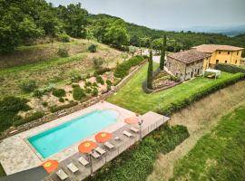 Beautiful farmhouse with swimming pool in Tuscany, готель з парковкою у місті Каврилья