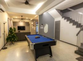 TOWN 13Px 5R4B V KIDS POOL & KTV & JACCUZI SPA & POOL TABLE NEAR USM & LAM WAH EE HOSPITAL & HAN CHIANG HIGH SCHOOL, παραθεριστική κατοικία σε Gelugor