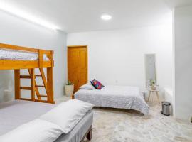 Casa Marina: Habitación Chiapas, hotel Acámbaróban