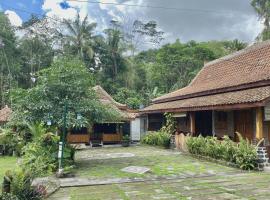 TwoSpaces Living at Pondok Pakde, Jogja, guest house in Soprayan