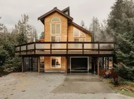 80MBR - Hot Tub - WiFi - BBQ - Wood Stove - Sleeps 9! home