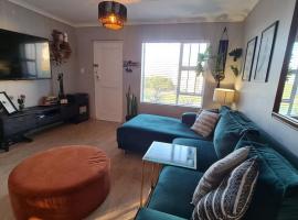 3 Bedroom Beach House with Ocean Views Across the Road from the Beach, hotell i Bloubergstrand