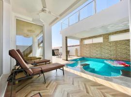 R61 Sunset Chalet, hotel with pools in Al Mintirib