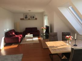 Sonnige Wohnung mit Balkon: Eppingen şehrinde bir otel