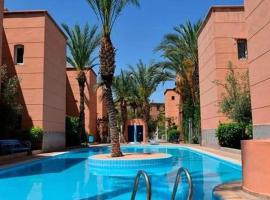 Riad Nezha avec piscines jacuzzi parking à quelques minutes à pied du centre-ville, hotel v Marrákeši