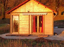 La p'tite maison bois du hérisson, cabin sa Ménétrux-en-Joux