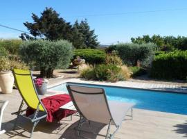 Maison avec piscine, hotel in Villeneuve