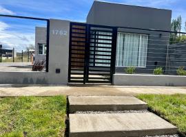 Casa del Alto, impecable, 3 dormitorios, 2 baños, hotel i Esquel