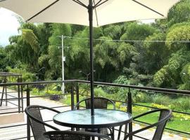 Haven Retreat: 2-Bedroom Cottage with Pool in the Heart of El Eje Cafetero. Your Gateway to Ruta del Café – domek wiejski w mieście La Tebaida