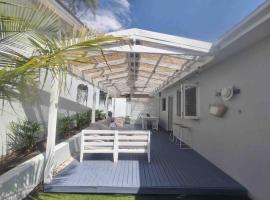 3-bed recently-renovated - now with aircon & heating - unit 1, hotel in Shoal Bay