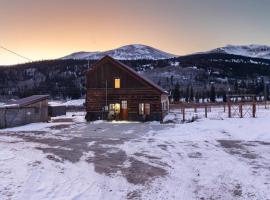 The Bross Ranch Cabin - Open Floor Plan! 10Mi to Ski Breck! Hot Tub!, hotell med parkeringsplass i Fairplay