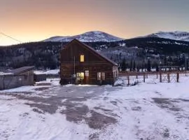 The Bross Ranch Cabin - Open Floor Plan! 10Mi to Ski Breck! Hot Tub!