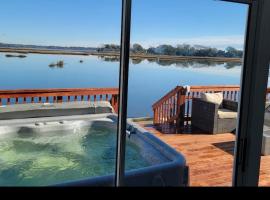 Marsh House, HOT TUB, Waterfront, KING bed, Close to Lejeune,, hotel v destinaci Cedar Point