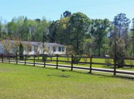 Jacksonville Ranch with private Hottub and Pool, stocked Pond, Bike and Hiking trails, hotel v destinaci Maysville