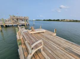 Waterfront, dock, Hot tub, kayaks, King Bedroom with amazing views, RELAXATION, 2 miles to the beach, boende i Cedar Point