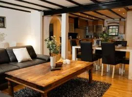 Historical Malt Factory Apartment, 6 Bedrooms, sleeps 12 , Hot Tub