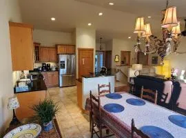 Beautiful 4+ bed 3 bath Condo 20 minutes to Madison
