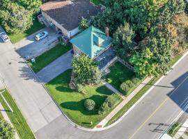 Charming 3BR Century Home in Downtown Barrie, casa de campo em Barrie