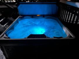 BASS LAKE RETREAT- lakeview home w 5 Bedrooms, Hot Tub, Game room, Pets، فندق في ترافيرس سيتي