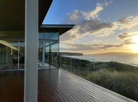 Glass House Clifton Beach, holiday home in Sandford