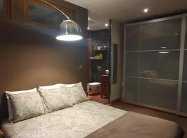 Grande Chambre double avec douche privative, cheap hotel in Écully