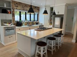 Charming home, The Vines in Constantia，位于开普敦的酒店