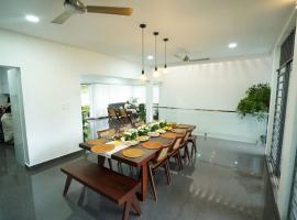 Ultra Modern Glass house with large Swimming pool and garden, family hotel in Kottayam