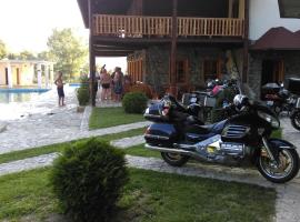Etno Selo VRELO & CAMPING, būstas prie paplūdimio mieste Berane