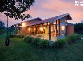 StayVista at Sunnyside Homestay with Bonfire & Lawn