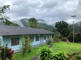 Halabala guesthouse chulaborn9, hotell i Ban Santi
