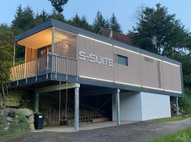 S-SUITE das Design-Ferienhaus im Schwarzwald: Biberach şehrinde bir tatil evi