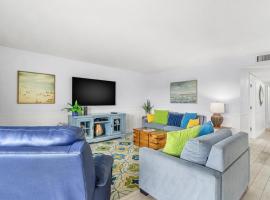 Beach Oasis - Beautifully Remodeled Beachside Condo at Holiday Villas II with Heated Pool!, hotel en Clearwater Beach