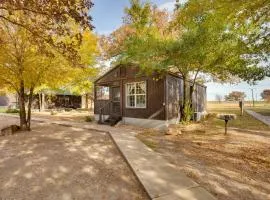 Grill and Dock Access Waterfront Kerens Cabin