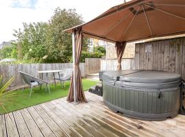 Seadream Luxury Holiday Home with Hot Tub Sleeps 6, hotel em Scarborough