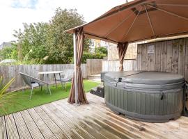 Seadream Luxury Holiday Home with Hot Tub Sleeps 6, hotel med jacuzzi i Scarborough