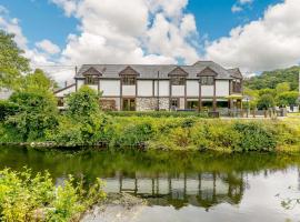 4 Bed in Oswestry 88850, hotel na may jacuzzi sa Llanyblodwel