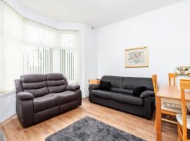 Large 5 bedroom town house in Edgbaston, 2 kitchens，伯明罕的度假屋
