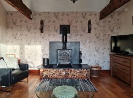 Romantic rural cottage, log burner, Sky tv early check in ,large gardens, hotell i Llangefni
