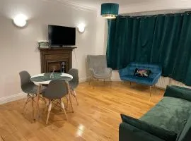 Superb 2 Bedrooms Ealing Broadway Apartment next to Tube & Buses