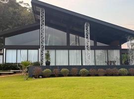 Casa de Campo Moderna com piscina, hotel in Guaramirim